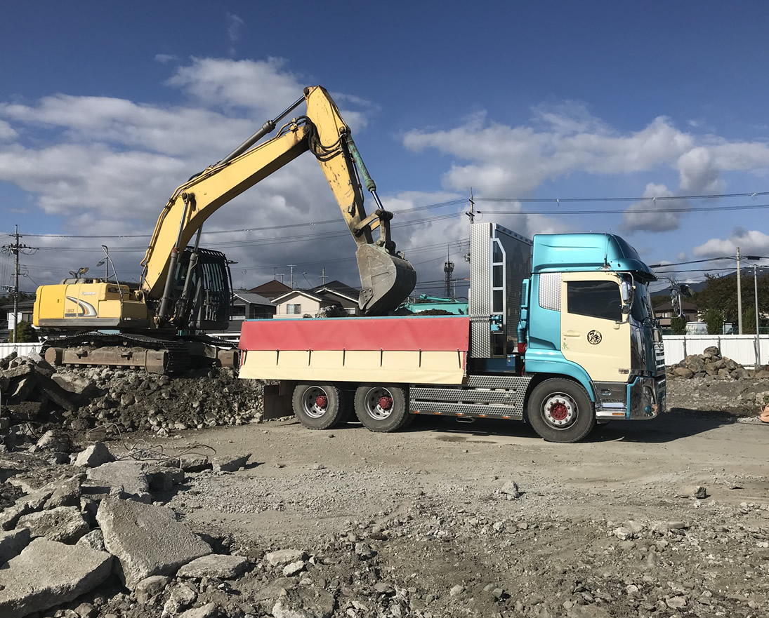 ダンプ・トラックへの積み込み